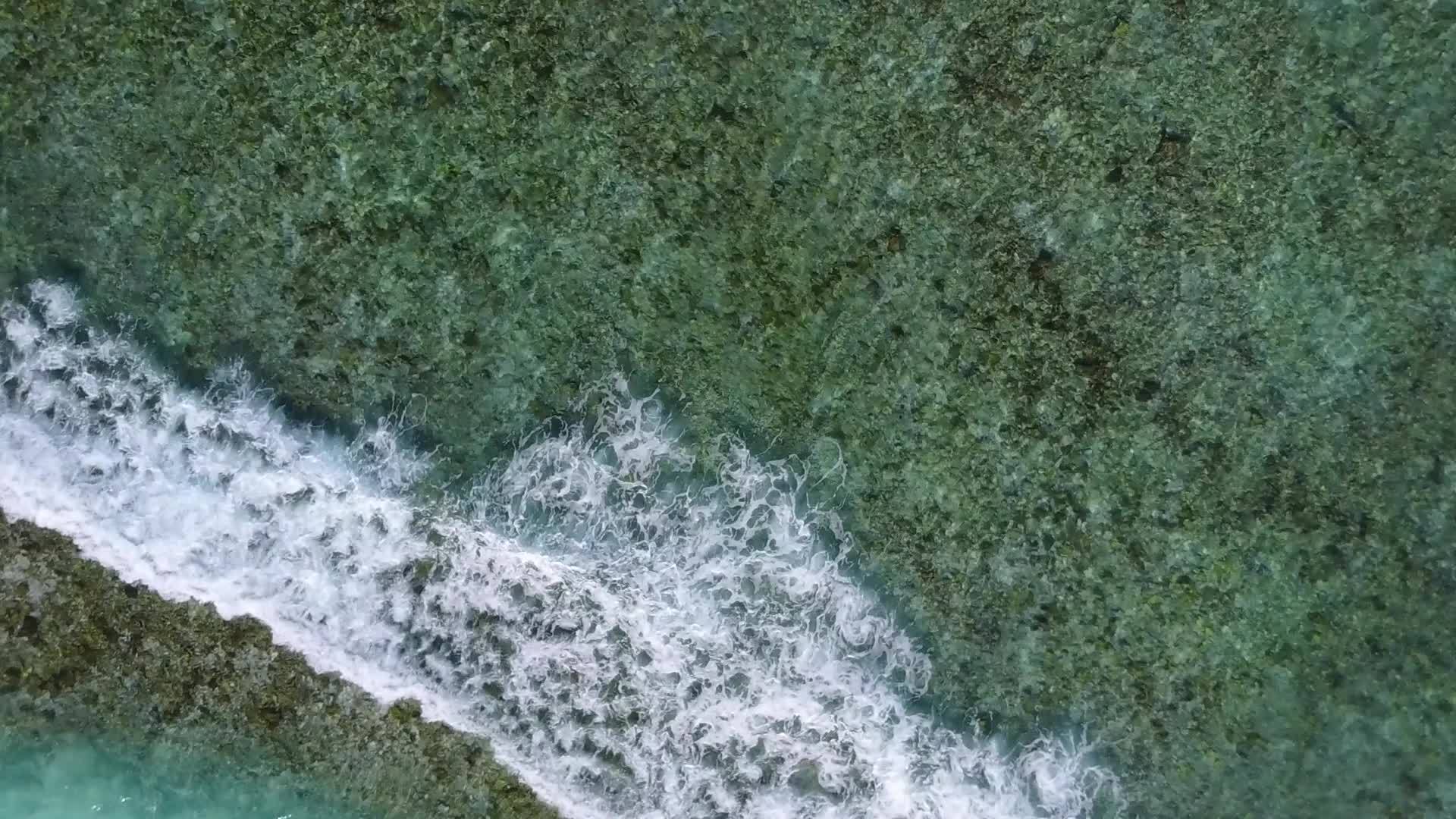 水蓝色的海水和沙洲附近的白色海滩的背景是宁静的泻湖海滩视频的预览图