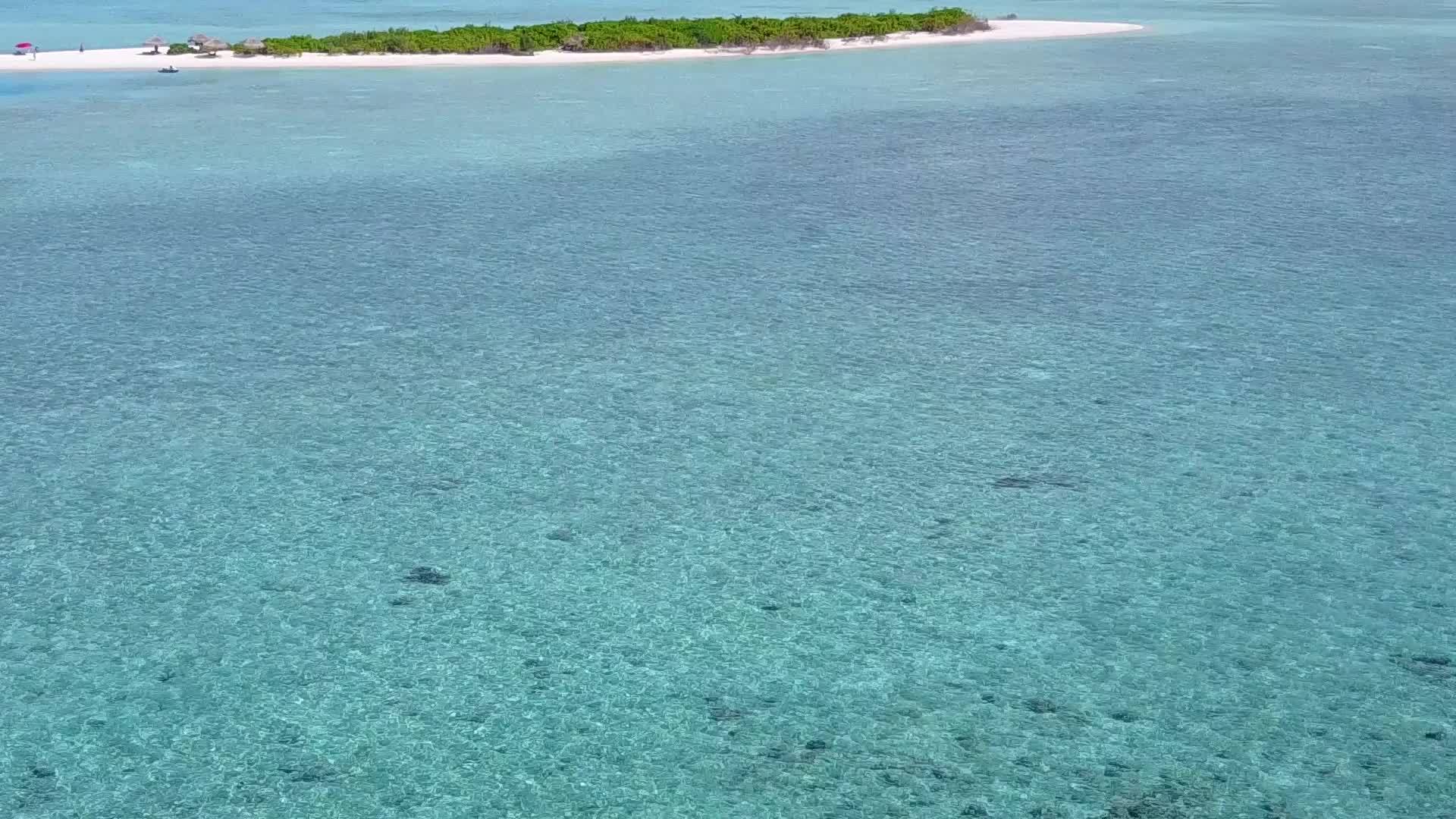 蓝色的大海和海浪附近干净的海滩背景完美的海岸海滩度假视频的预览图