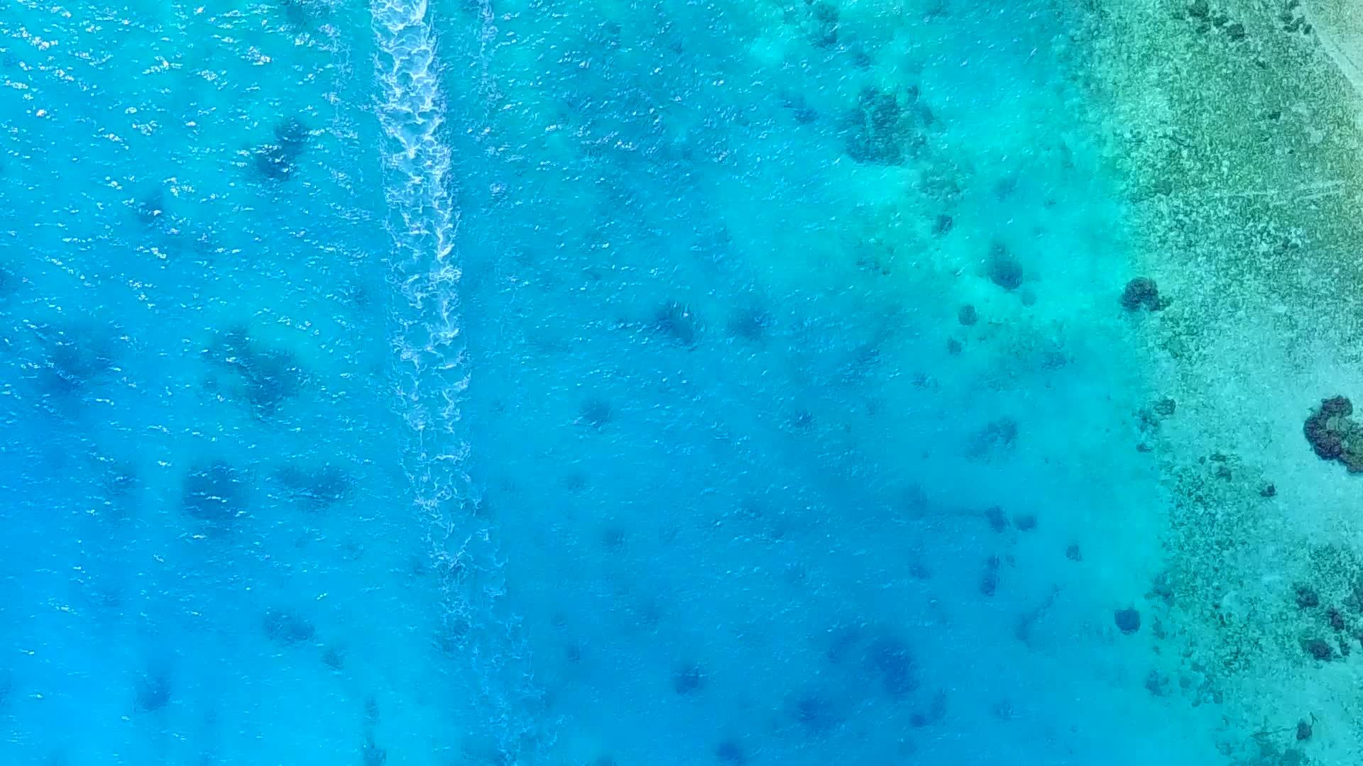 水蓝色泻湖和沙洲附近的白色海滩背景放松广角海景海滩视频的预览图
