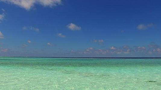 放松岛屿的背景是蓝色的绿色环礁湖和接近海浪的白色海滩视频的预览图