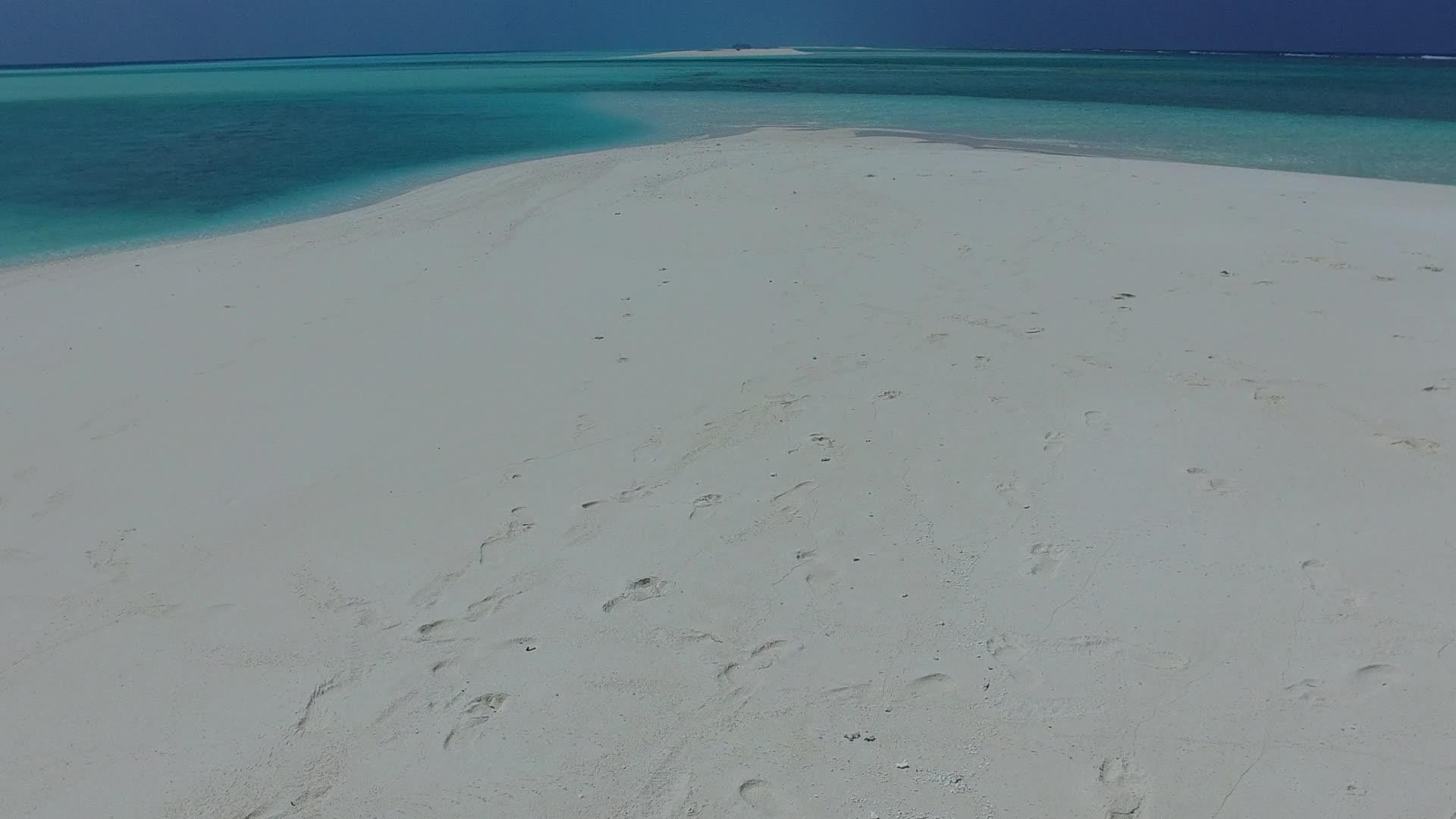 天堂海岸线海滩以水、蓝海和白沙为背景夏季全景近海海浪视频的预览图