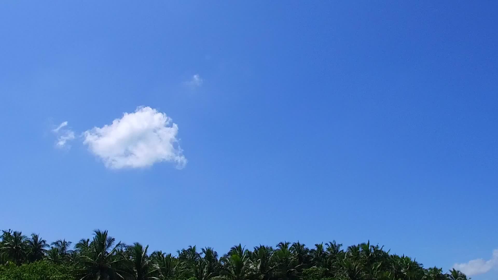 浅海在度假胜地附近有一个白色的沙子背景浅海中断了海洋岛屿视频的预览图