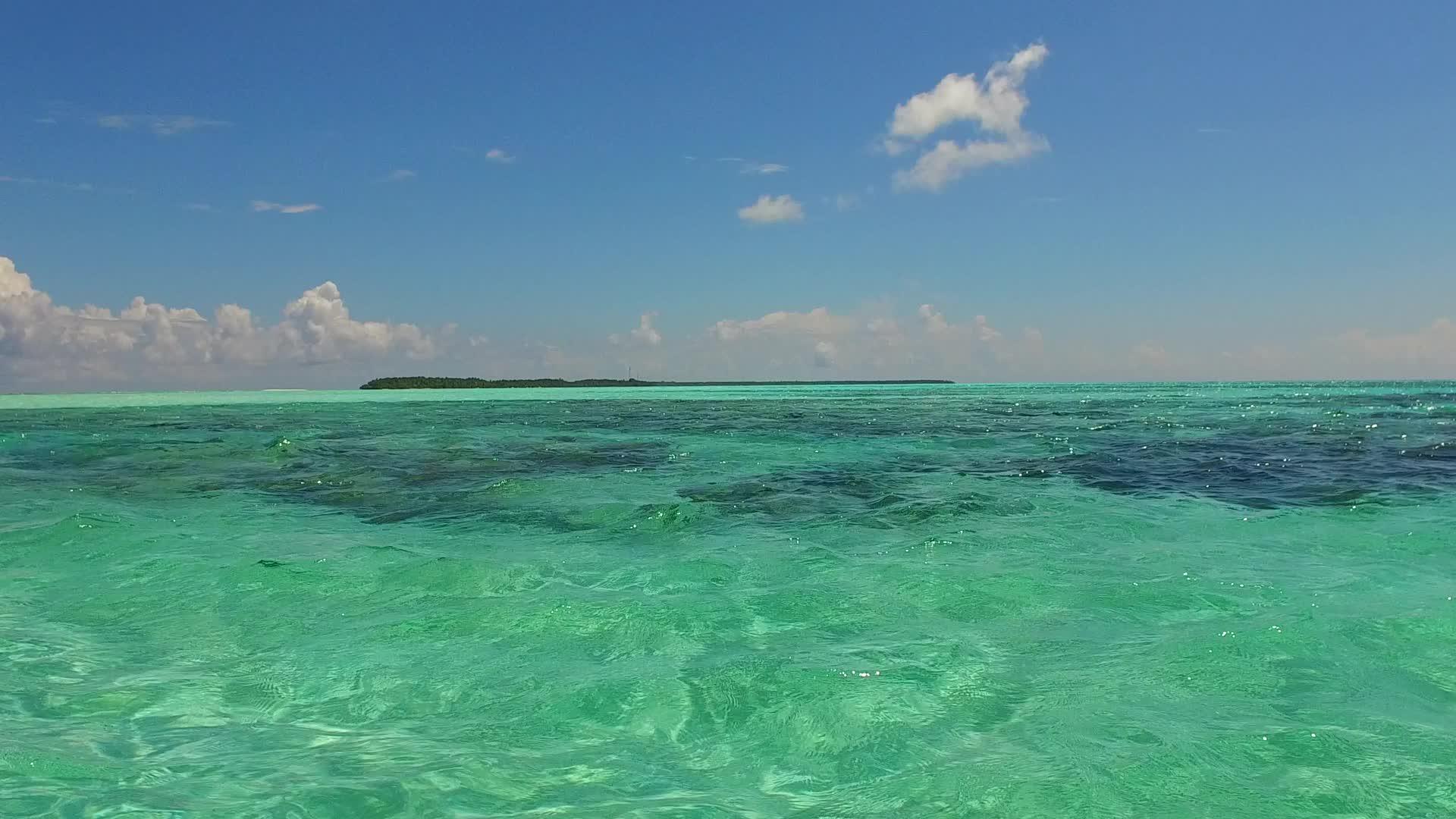 阳光明媚的豪华环礁湖海滩旅行由松绿海和沙巴附近的清洁视频的预览图