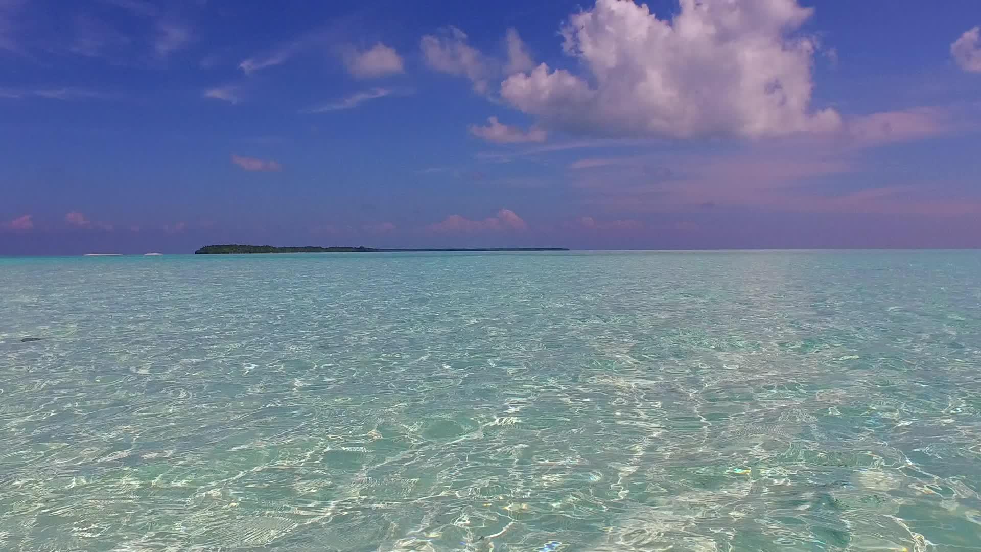 自由浪漫地旅行透明的海洋和接近海浪的白色海滩背景视频的预览图