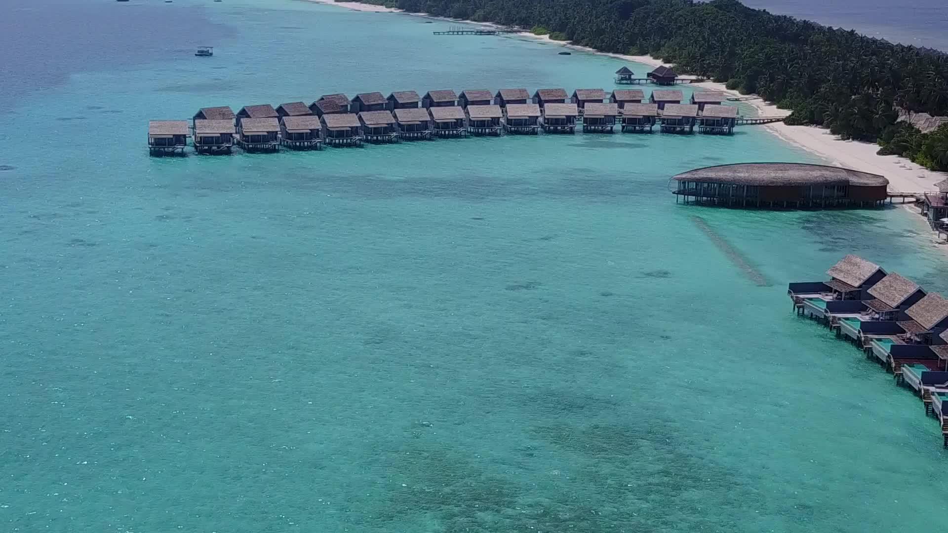 在阳光下美丽的海岸海滩假日蓝色环礁湖和白色沙滩的背景视频的预览图