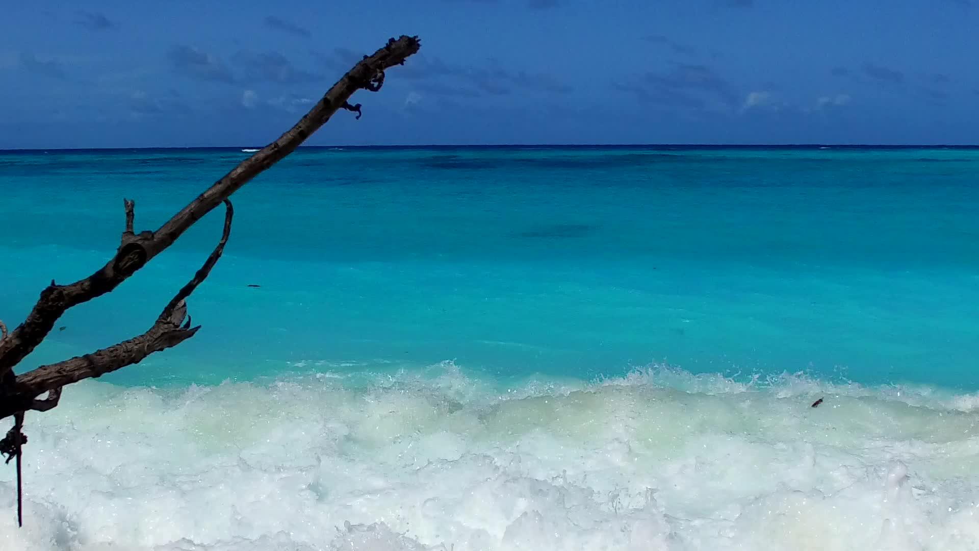 日出后水蓝色环礁湖和清洁海滩背景的豪华海滩海滩视频的预览图