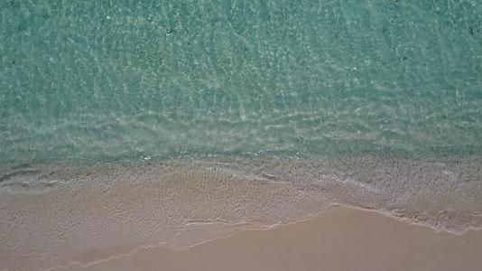 在透明的海洋棕榈树附近有一个白色的沙底背景白海是一个安静的海岸视频的预览图