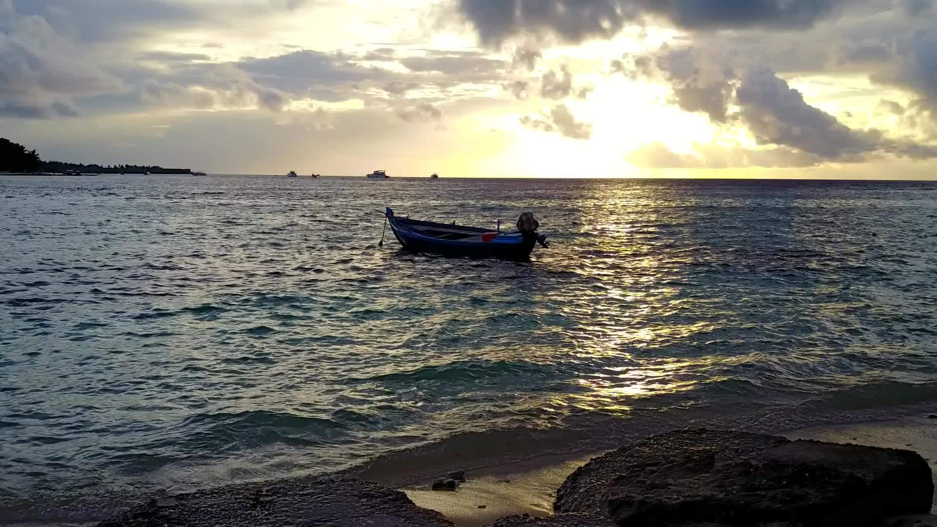 在度假胜地附近有一个干净的海滩背景蓝绿色的海岸海滩在夏季航行视频的预览图