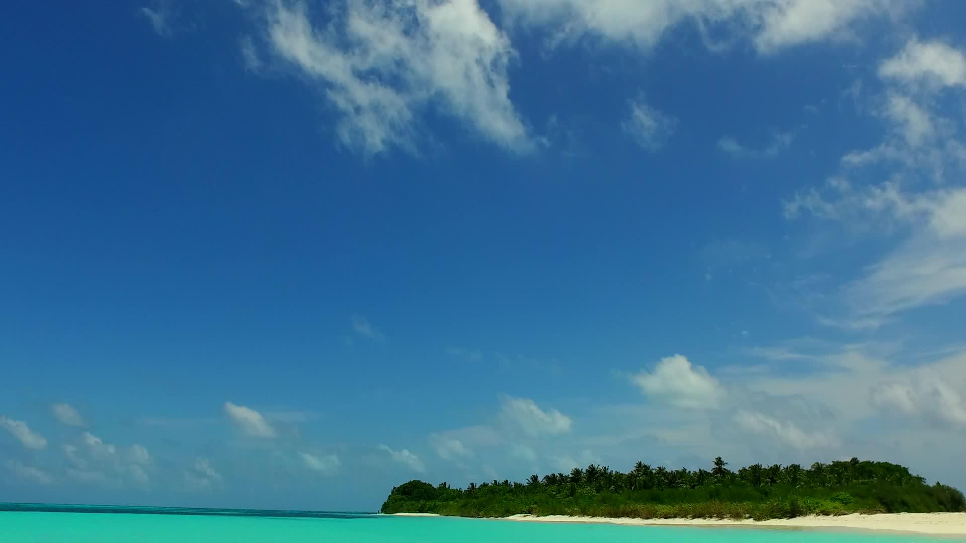 海滩生活方式以日落前的蓝绿色沙沙背景为特色视频的预览图