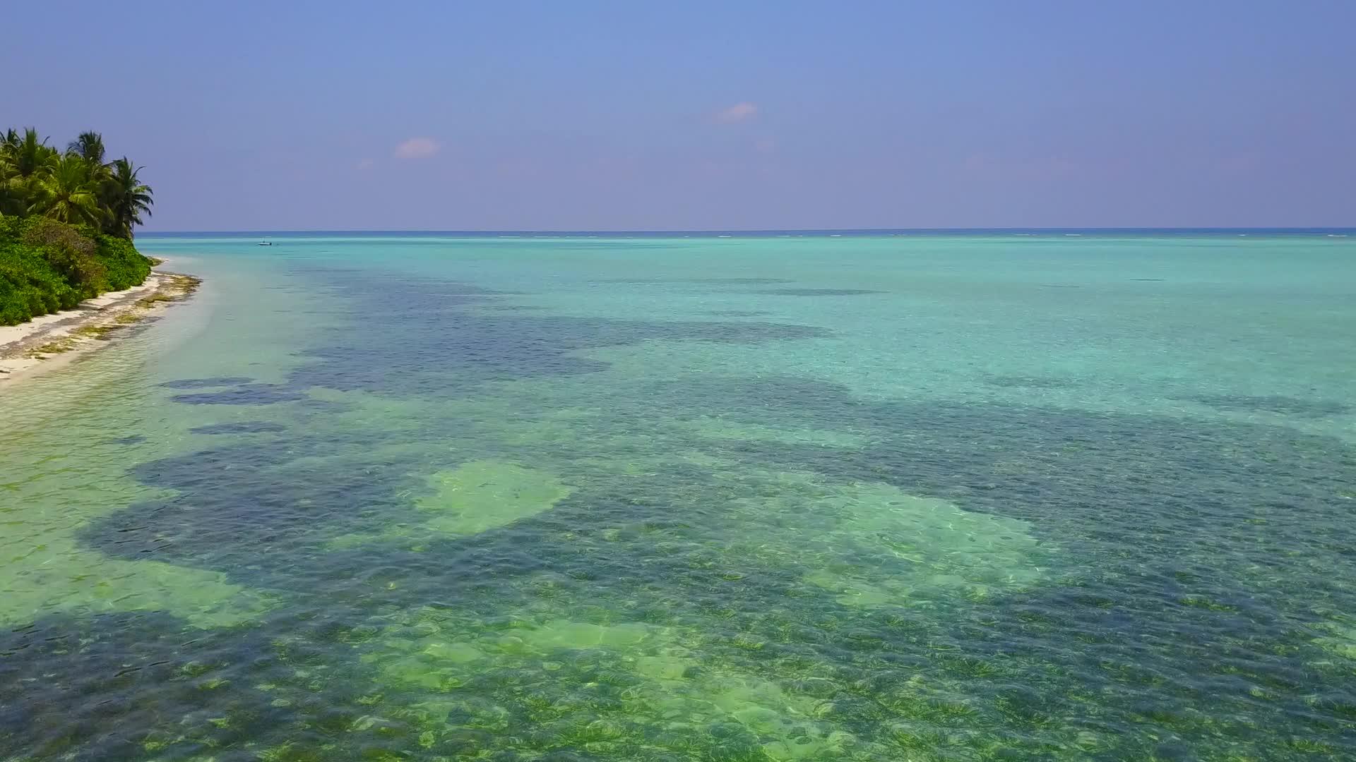 伊拉克通过蓝色的海洋和靠近海浪的清洁海滩背景视频的预览图