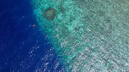 冲浪附近有一个白色沙底背景的浅海很远视频的预览图