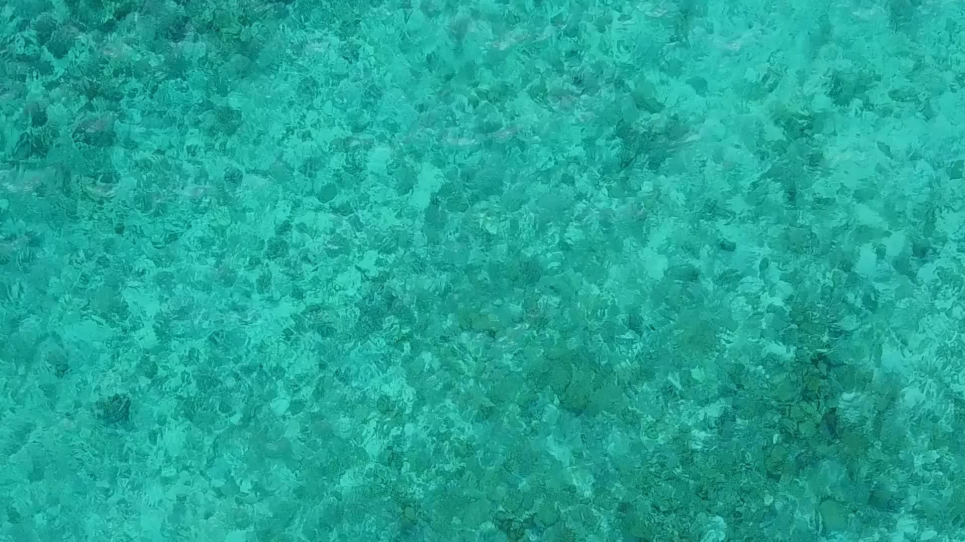 完美的海湾海滩由蓝色环礁湖和接近冲浪的白沙背景组成视频的预览图