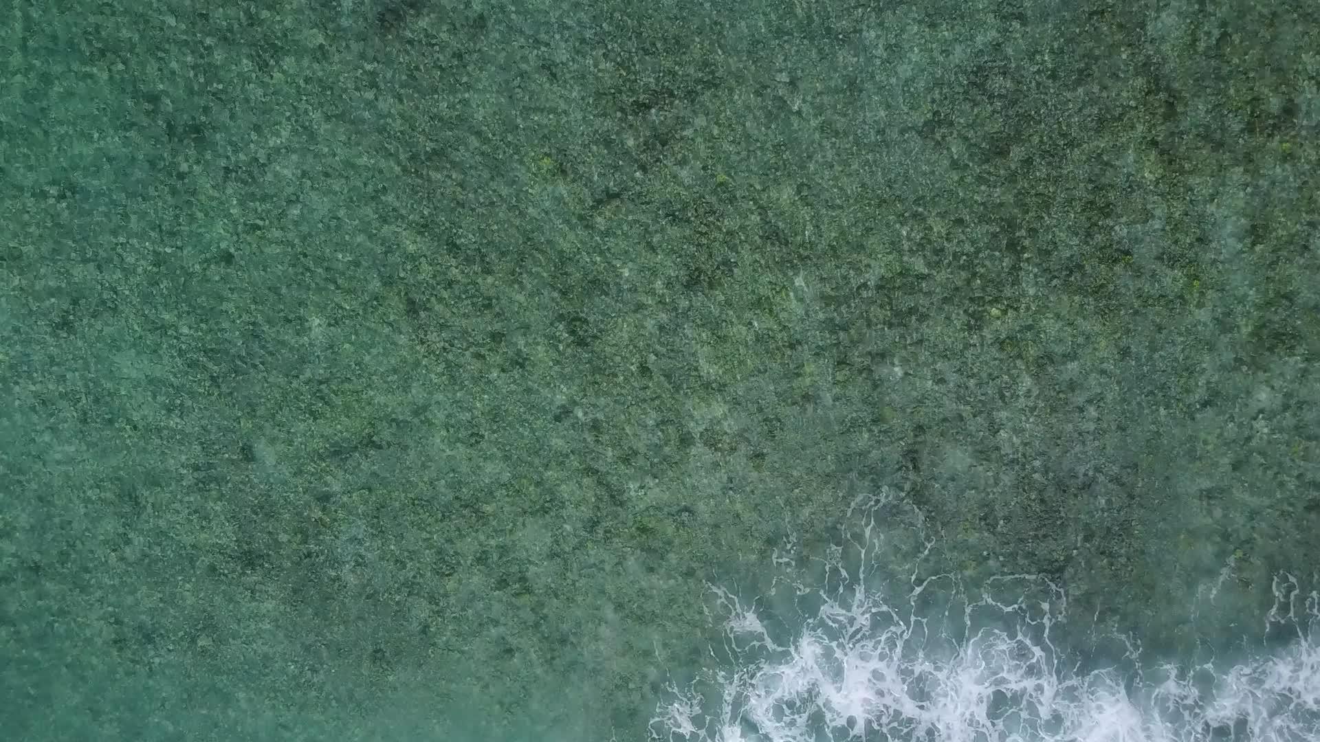 阳光明媚的豪华海湾海滩海景沙巴附近有一个白色子背景视频的预览图