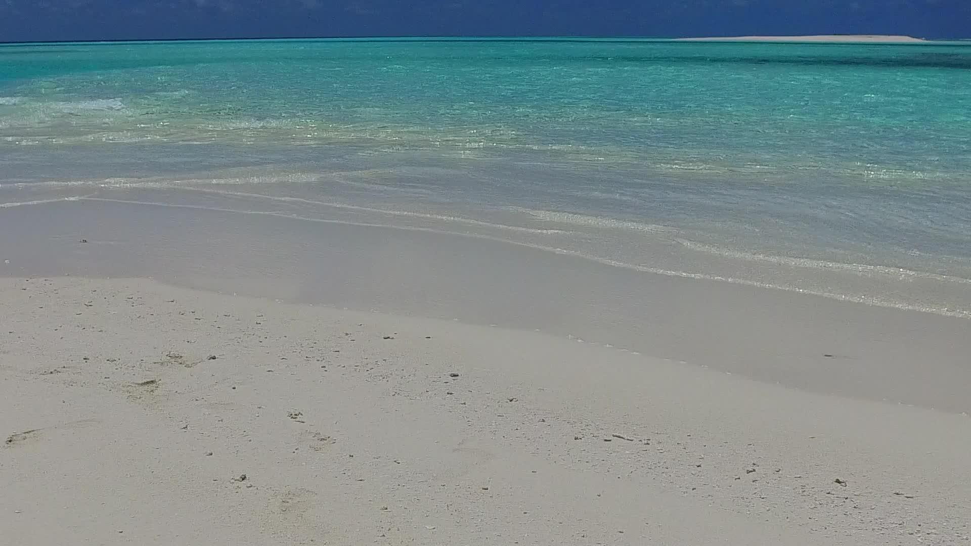 日落前白沙背景浅海天堂环礁湖海滩度假全景视频的预览图