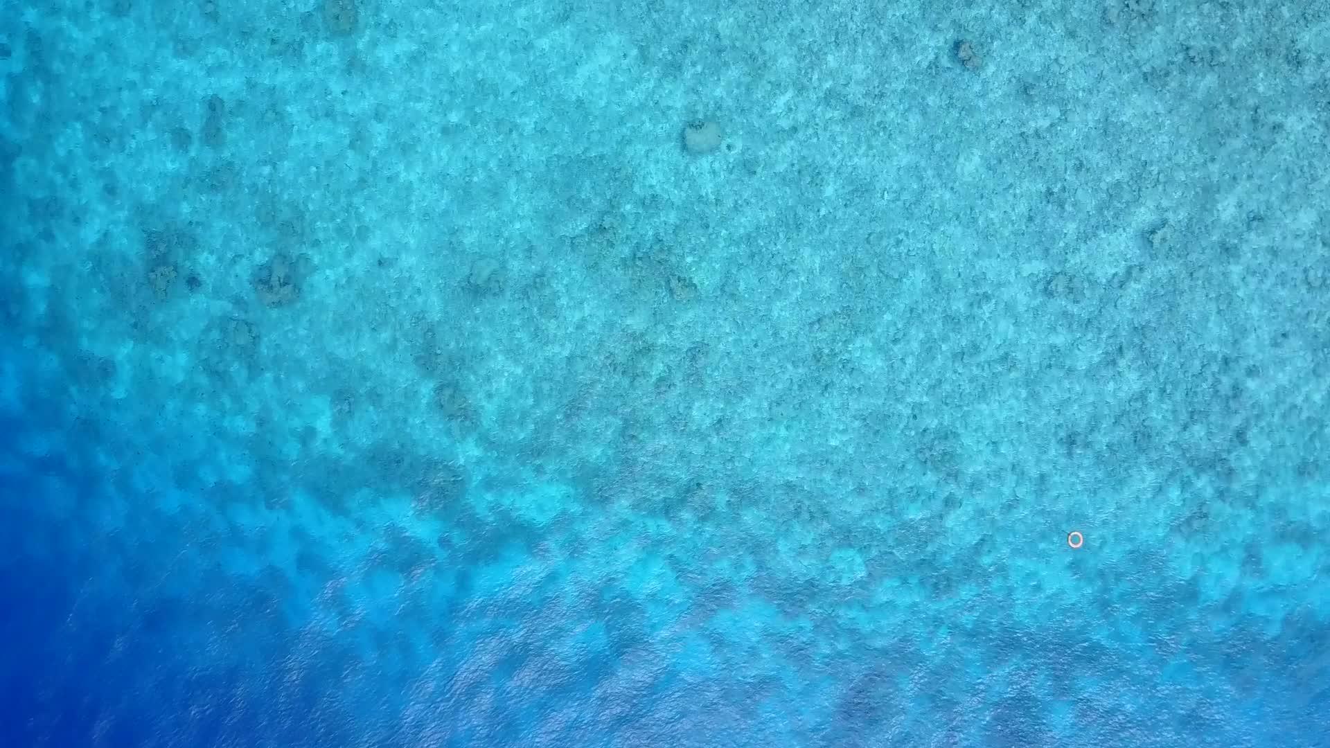沙洲附近蓝海白沙背景海洋海景海滩时间温暖旅行视频的预览图