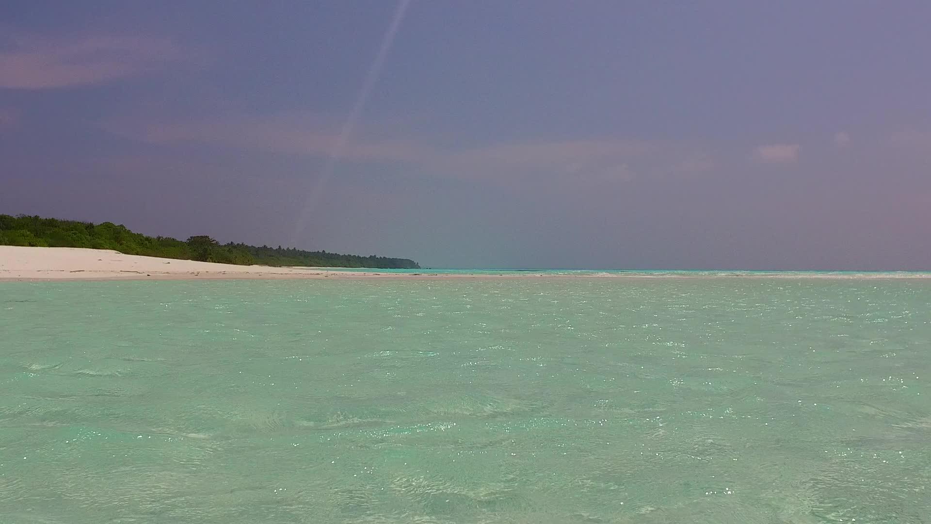 蓝色环礁湖和白沙底蓝色海滨豪华海岸线附近的度假胜地视频的预览图