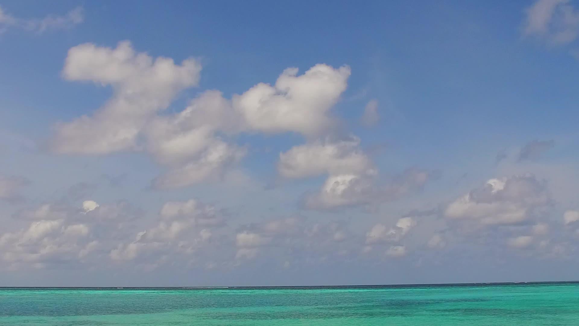 沙洲附近的白沙背景绿松石海洋美丽的旅游海滩之旅视频的预览图