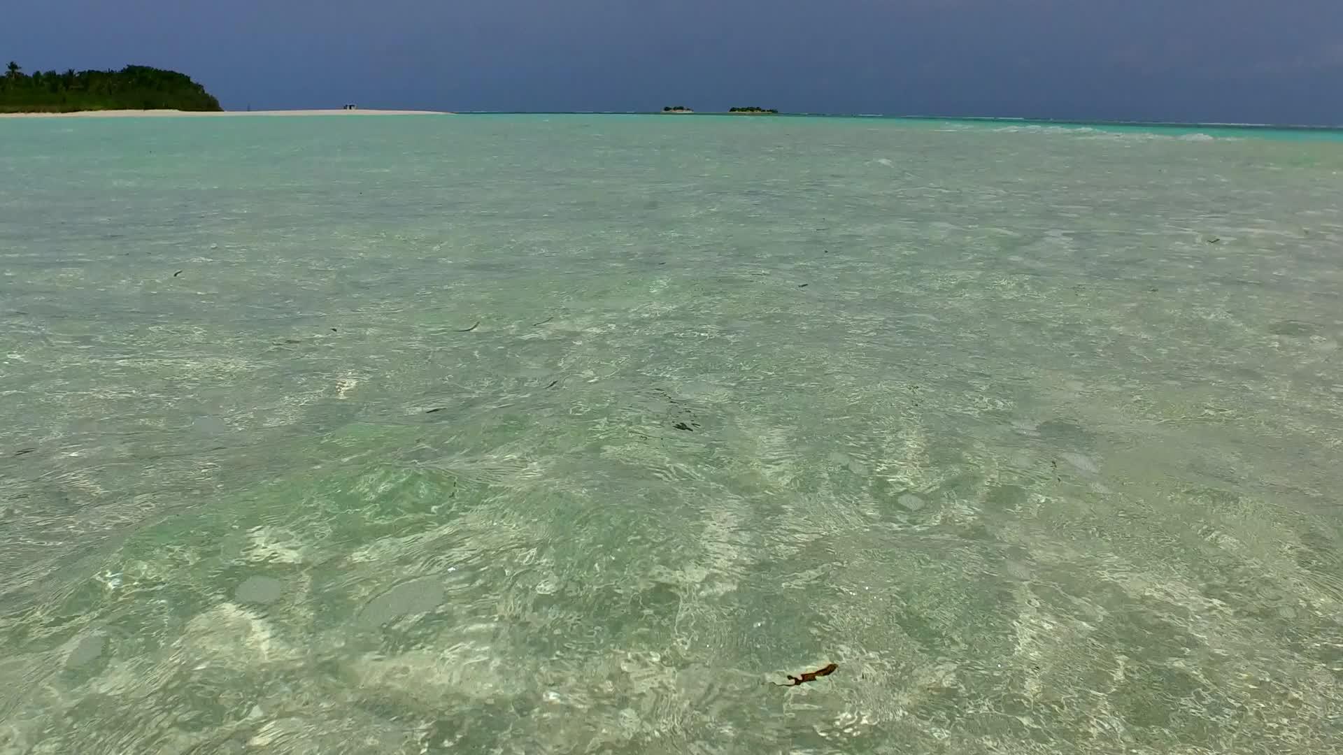 蓝色的海洋和白色的沙蓝色的海洋和白色的沙滩沿着海浪航行视频的预览图