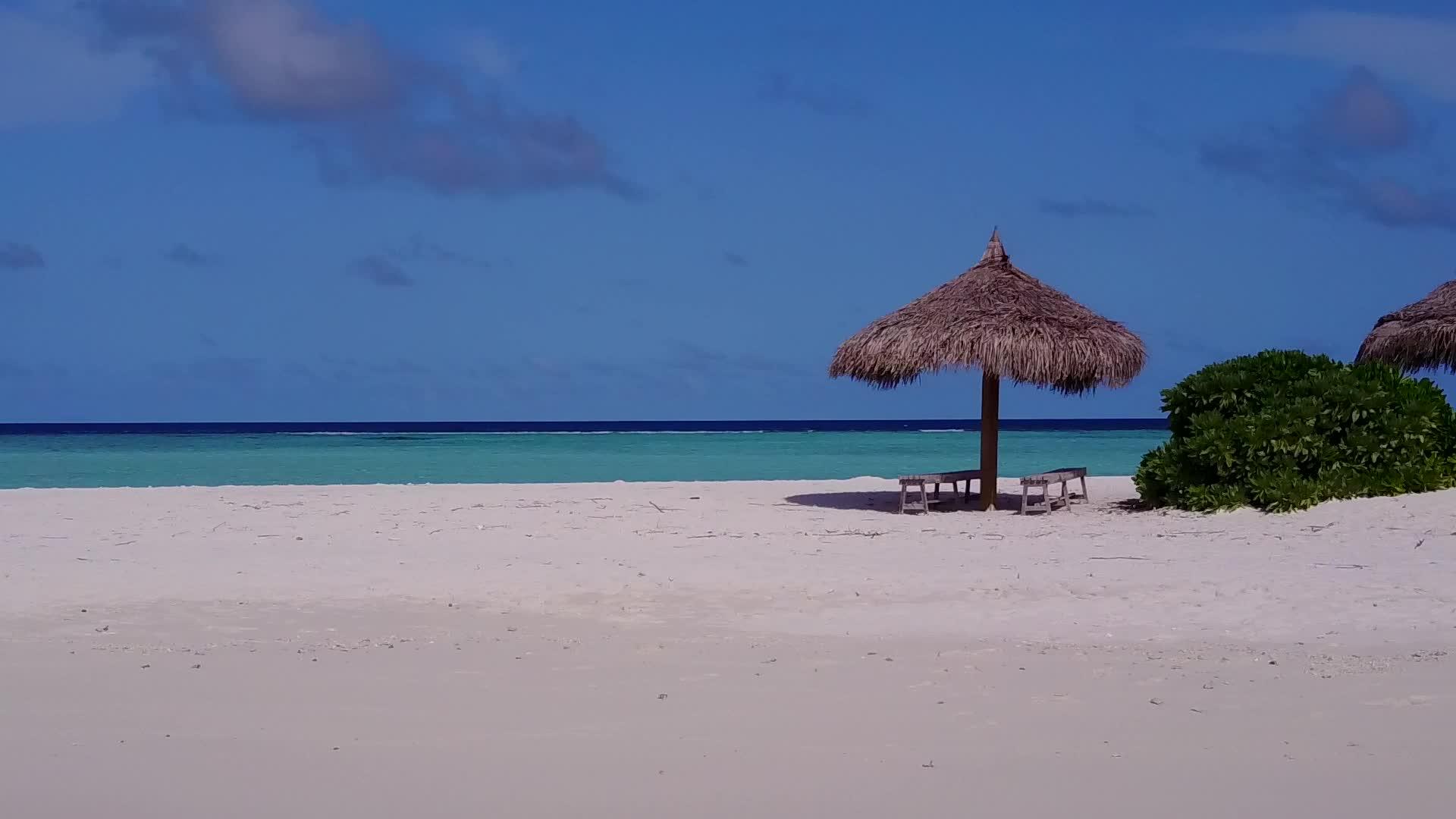 蓝海周围的日出后蓝海有白色的沙子背景视频的预览图