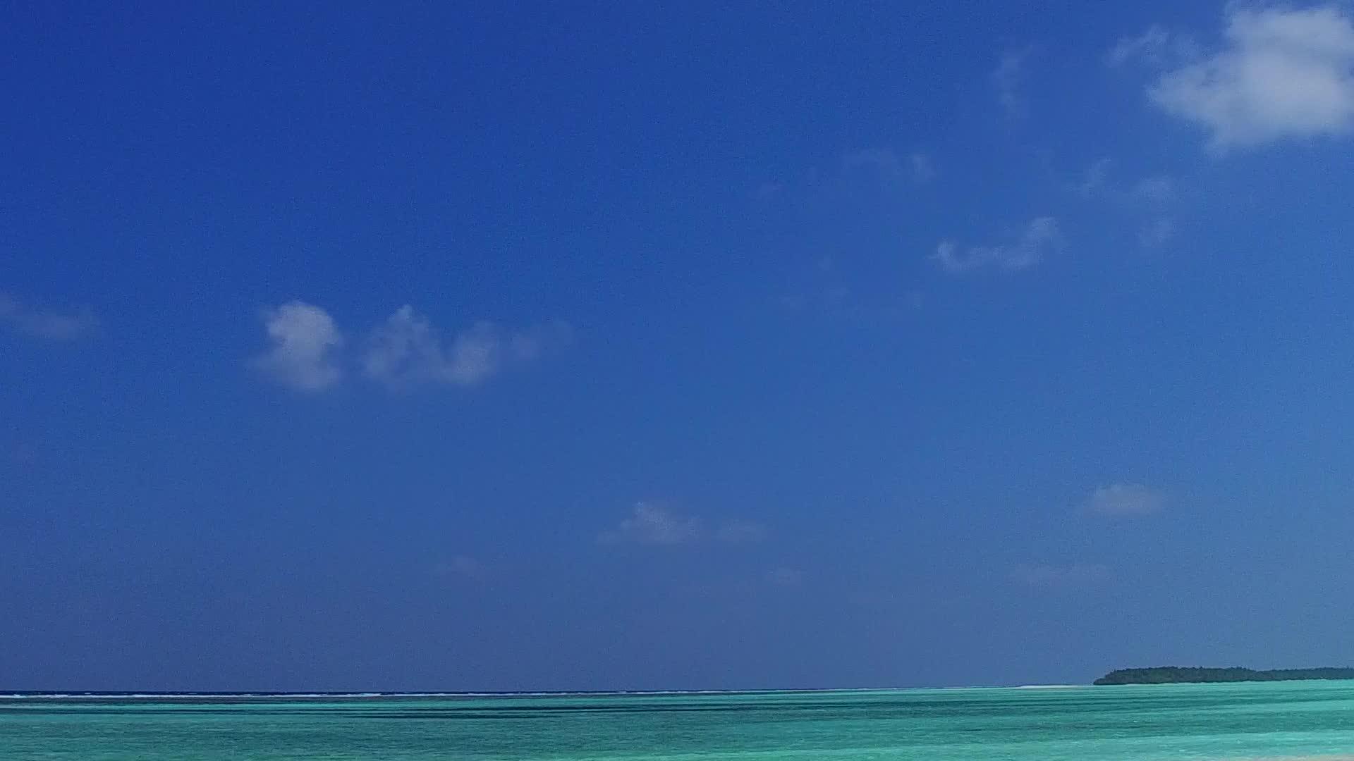 阳光明媚的热带海岸海滩假日旅游环礁湖和白沙背景视频的预览图