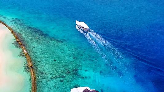 海滩附近清晰的环礁湖和白色海滩背景是一个有利的度假胜地视频的预览图