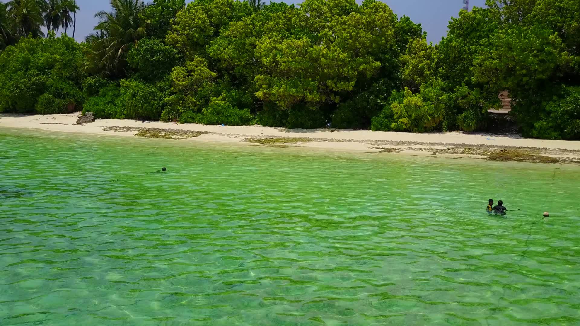 度假胜地附近的蓝绿色海洋和白色海滩的背景是完美的海岸海滩视频的预览图