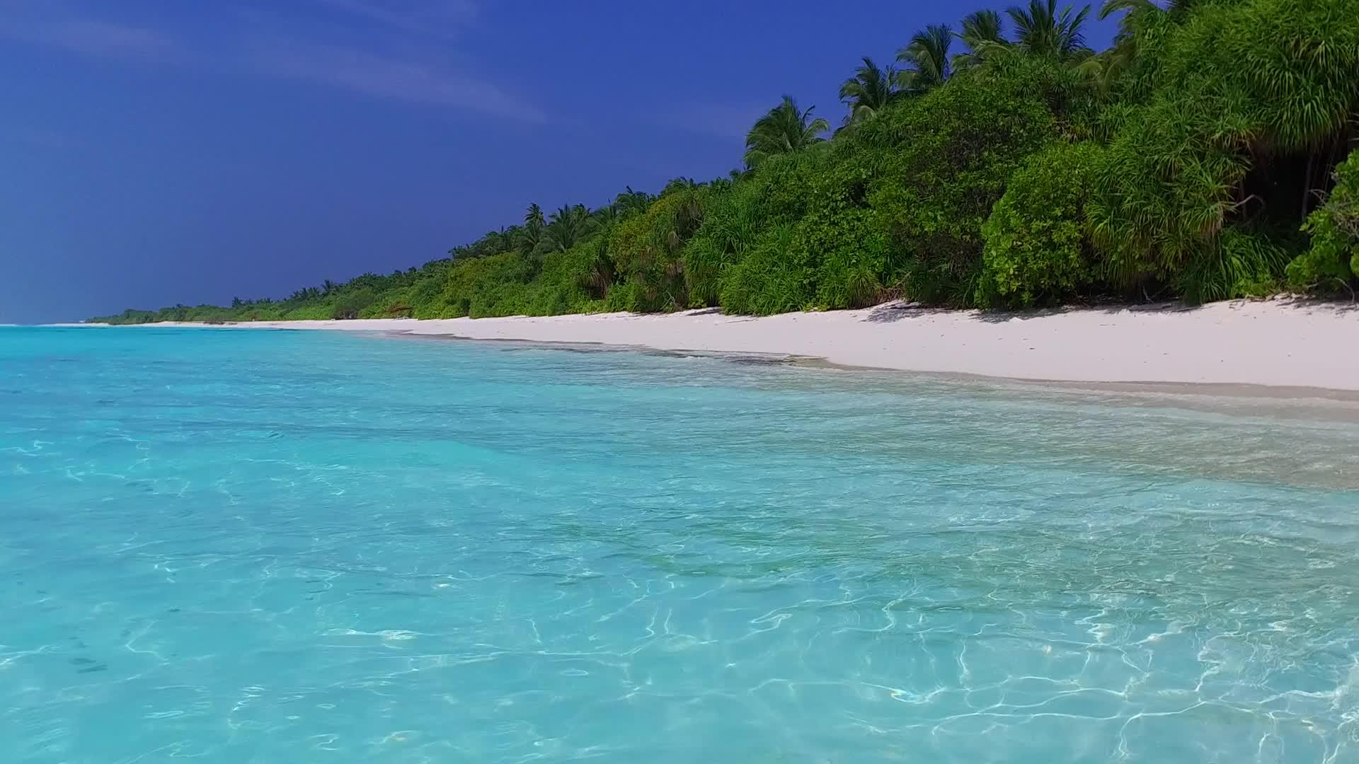 广角海洋泻湖海滩旅游靠近冲浪的白色沙滩背景视频的预览图