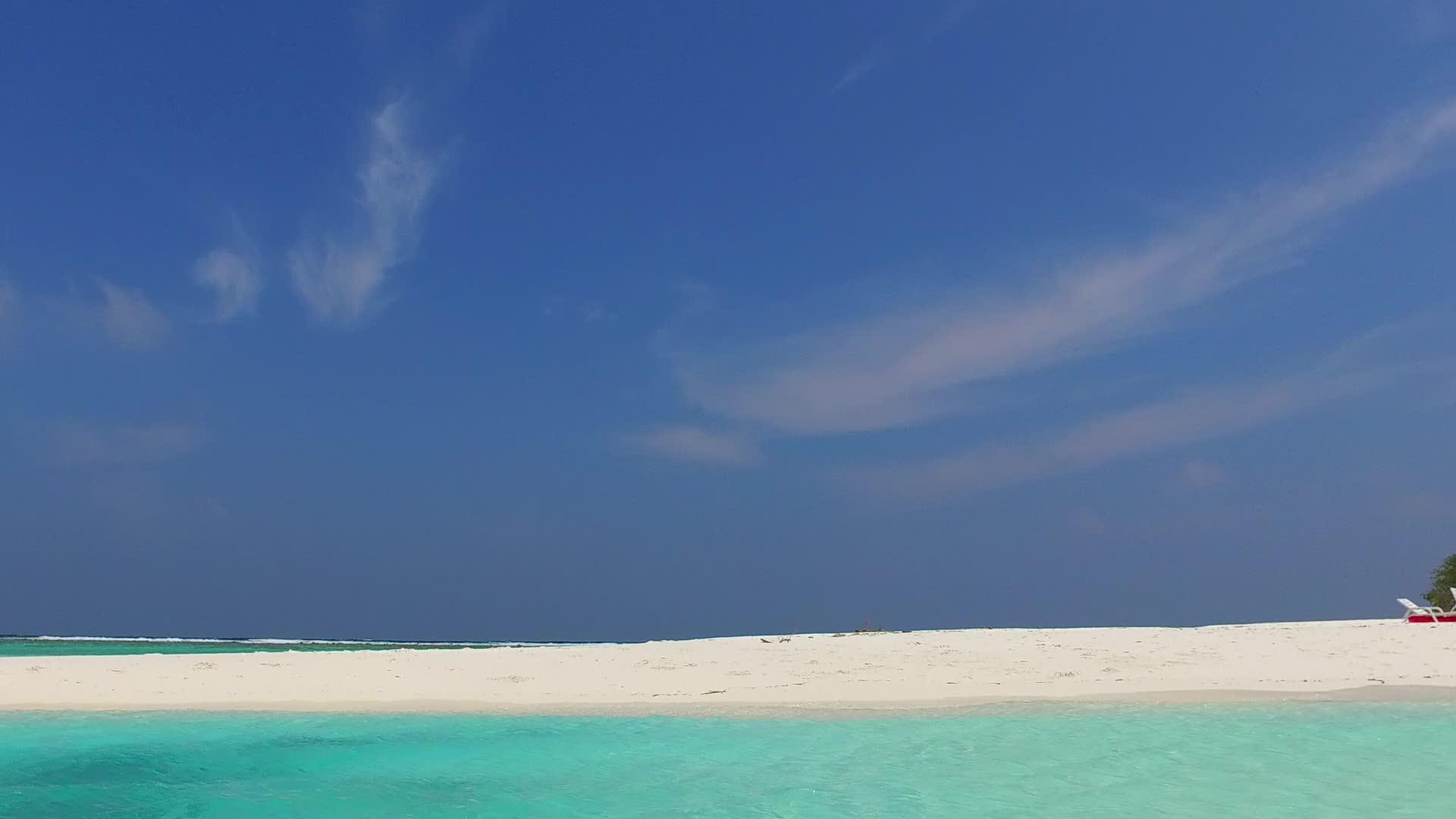 用清澈的海洋和干净的沙质背景复制热带海湾海滩度假视频的预览图