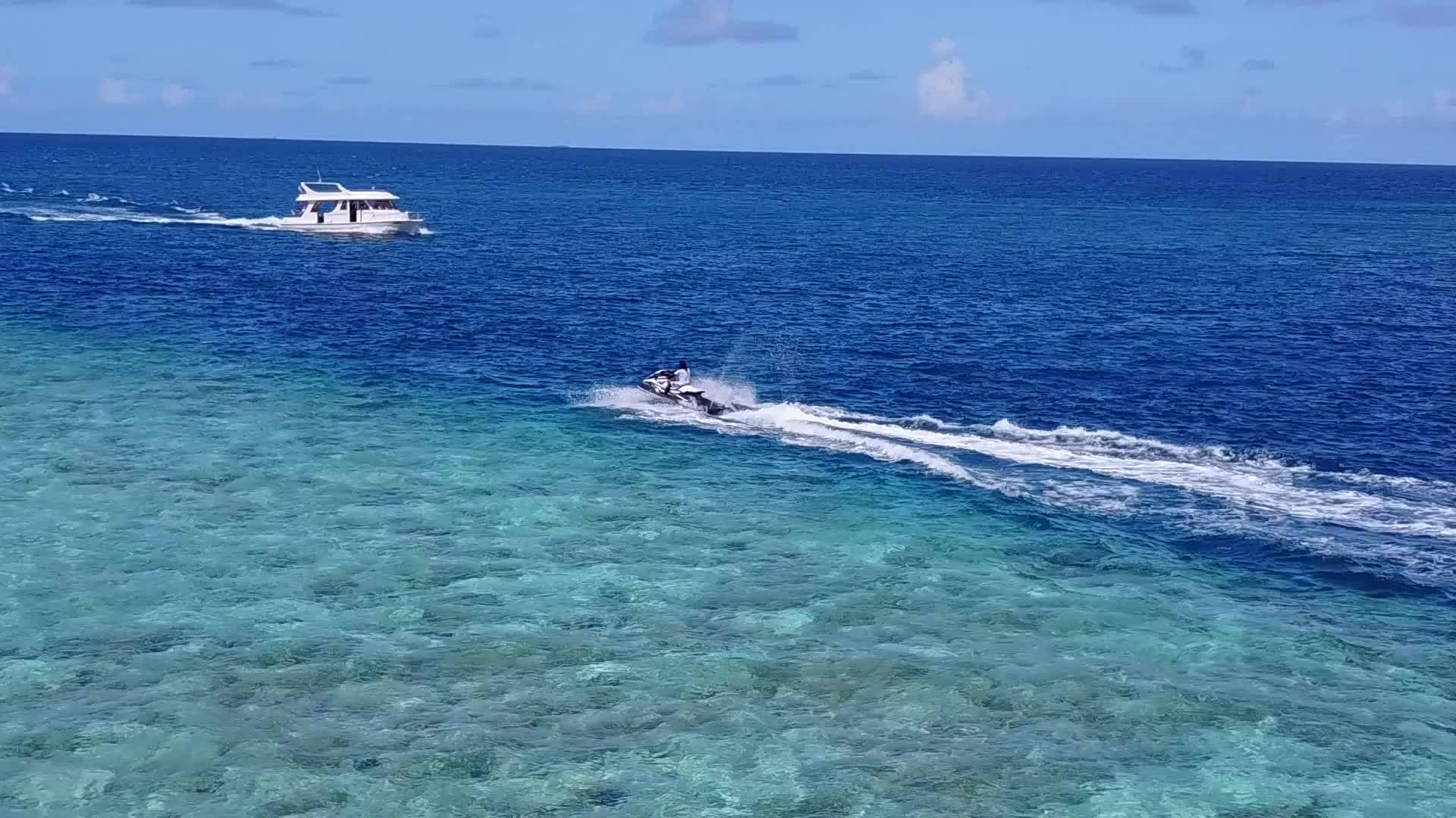 蓝色海洋的海滨之旅在珊瑚礁附近有一个白色的沙沙背景视频的预览图