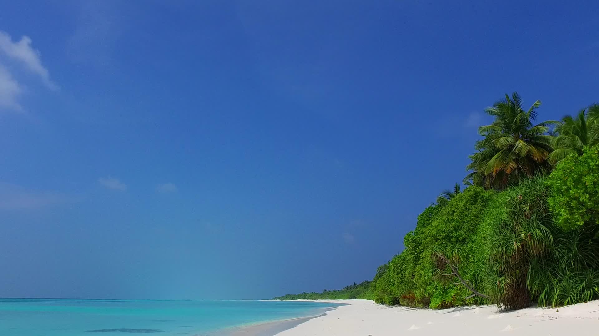 在松黄海海面附近有一个白色的海滩背景阳光明媚视频的预览图