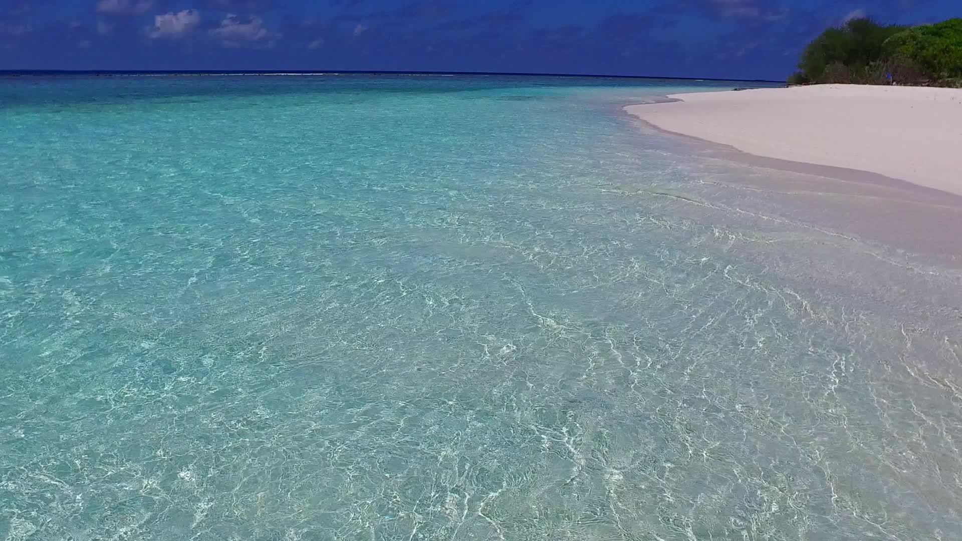 浅环礁湖位于度假胜地附近有白沙背景夏季自然环礁视频的预览图