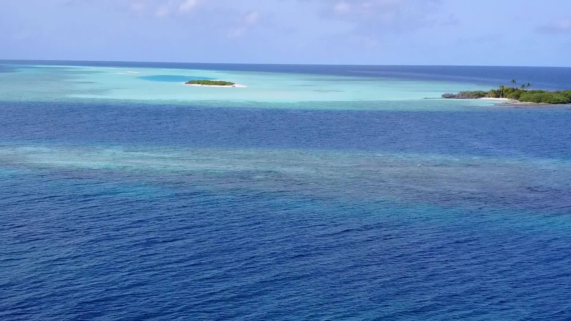 美丽的海岸线由水蓝环礁湖组成珊瑚礁附近有浅沙背景视频的预览图