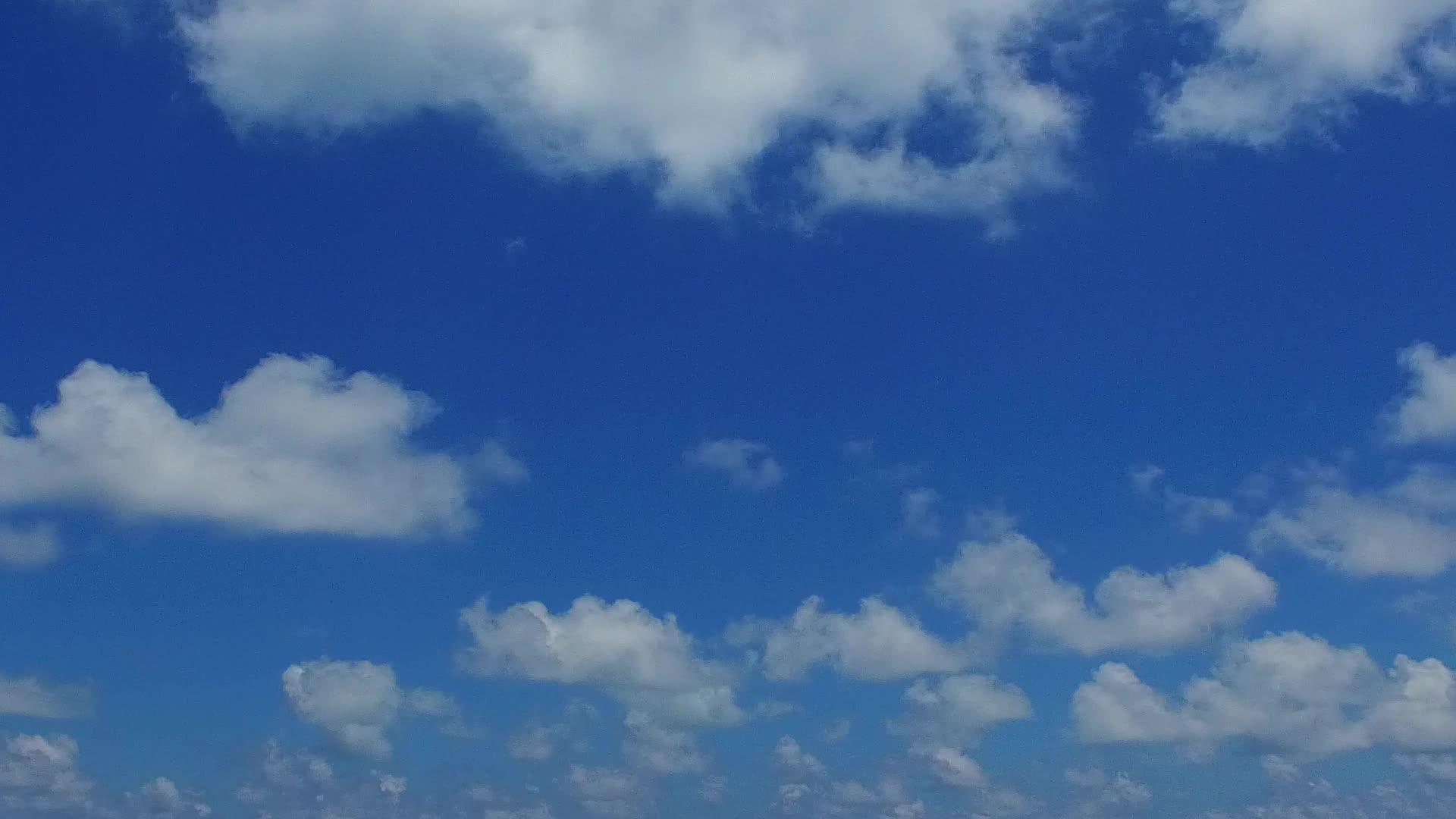 以白沙为背景的蓝水在珊瑚礁附近航行视频的预览图