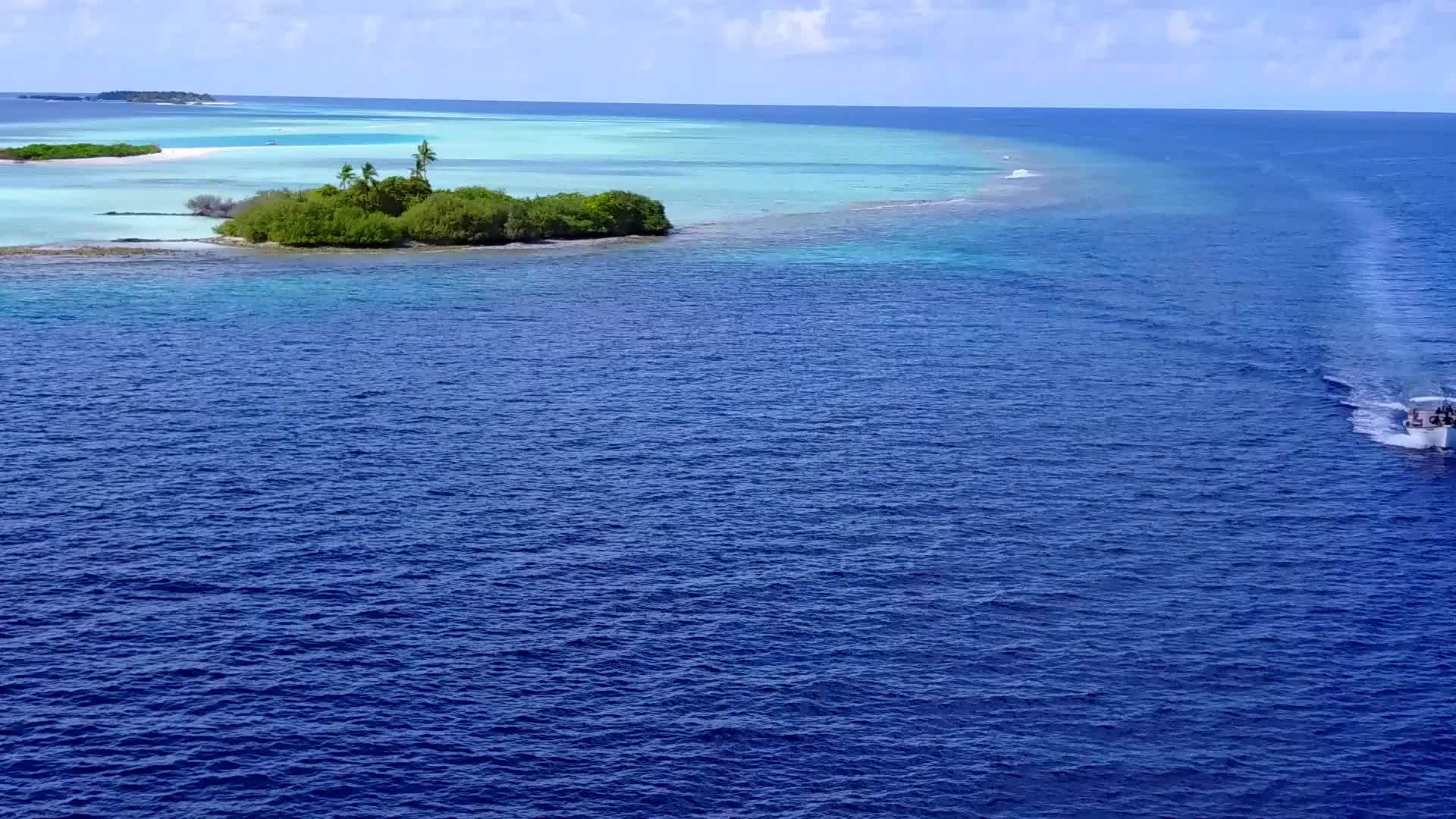 夏季热带海岸海滩位于蓝色海洋和清洁沙土附近的度假胜地视频的预览图