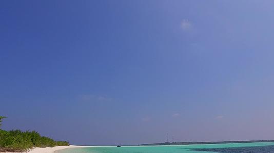 蓝色的海洋和靠近海浪的浅沙背景使海滩节日与蓝海相伴视频的预览图