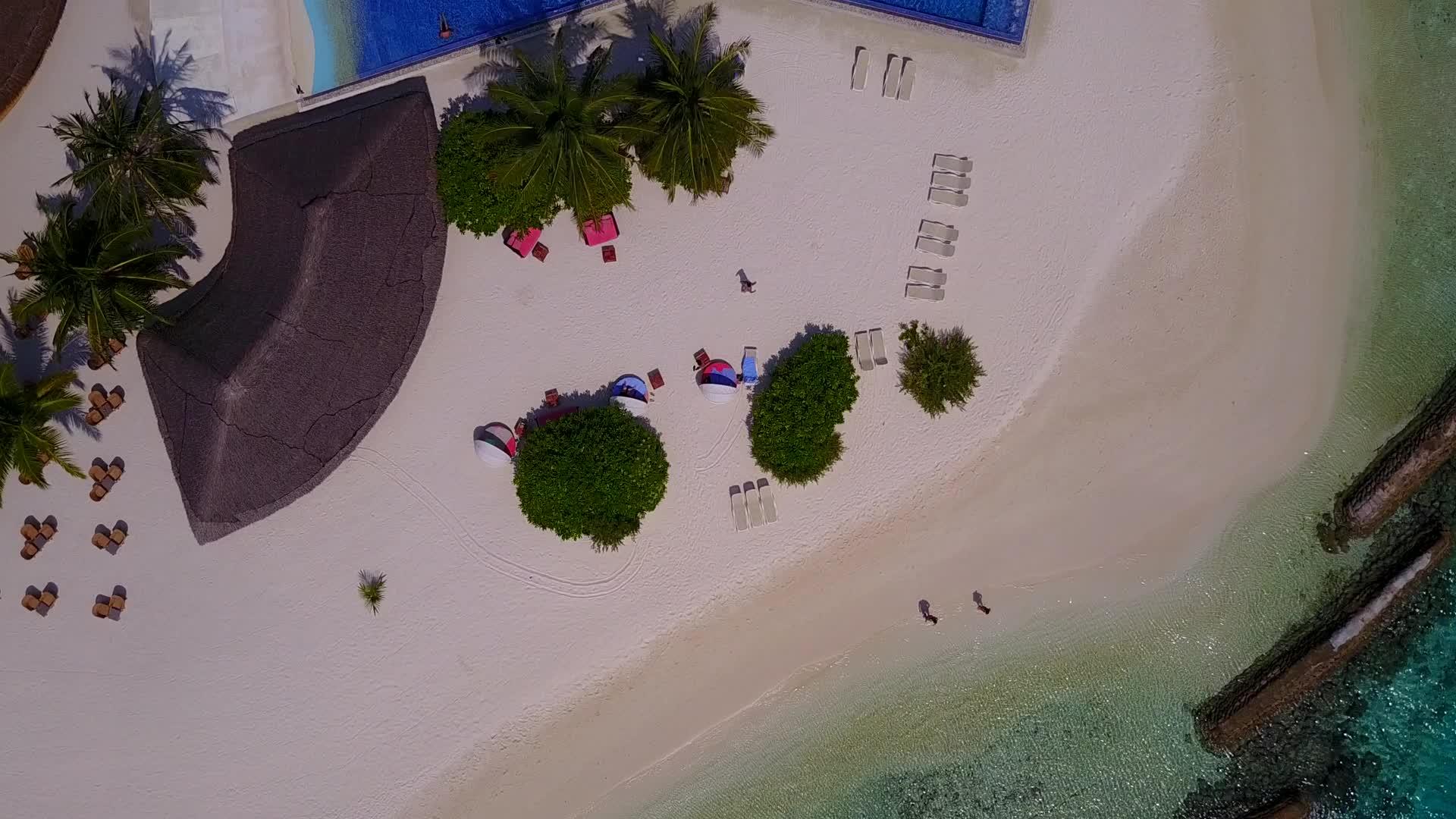 透明的泻湖和冲浪附近明亮的沙质背景完美的海岸线海滩度假视频的预览图