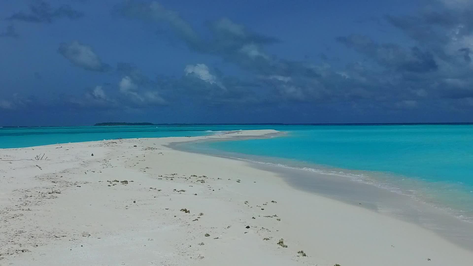 蓝色环礁湖的白沙背景和度假村附近的白沙背景阳光明媚视频的预览图