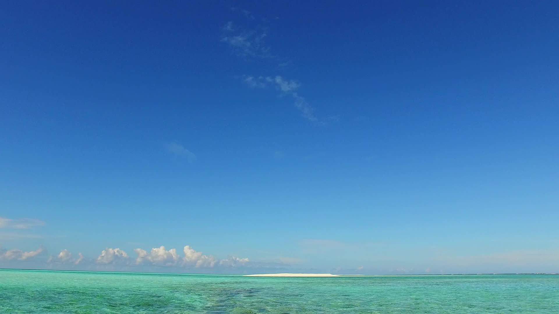 放松旅游海滩沿着蓝色海洋航行靠近浅蓝色背景的浪视频的预览图
