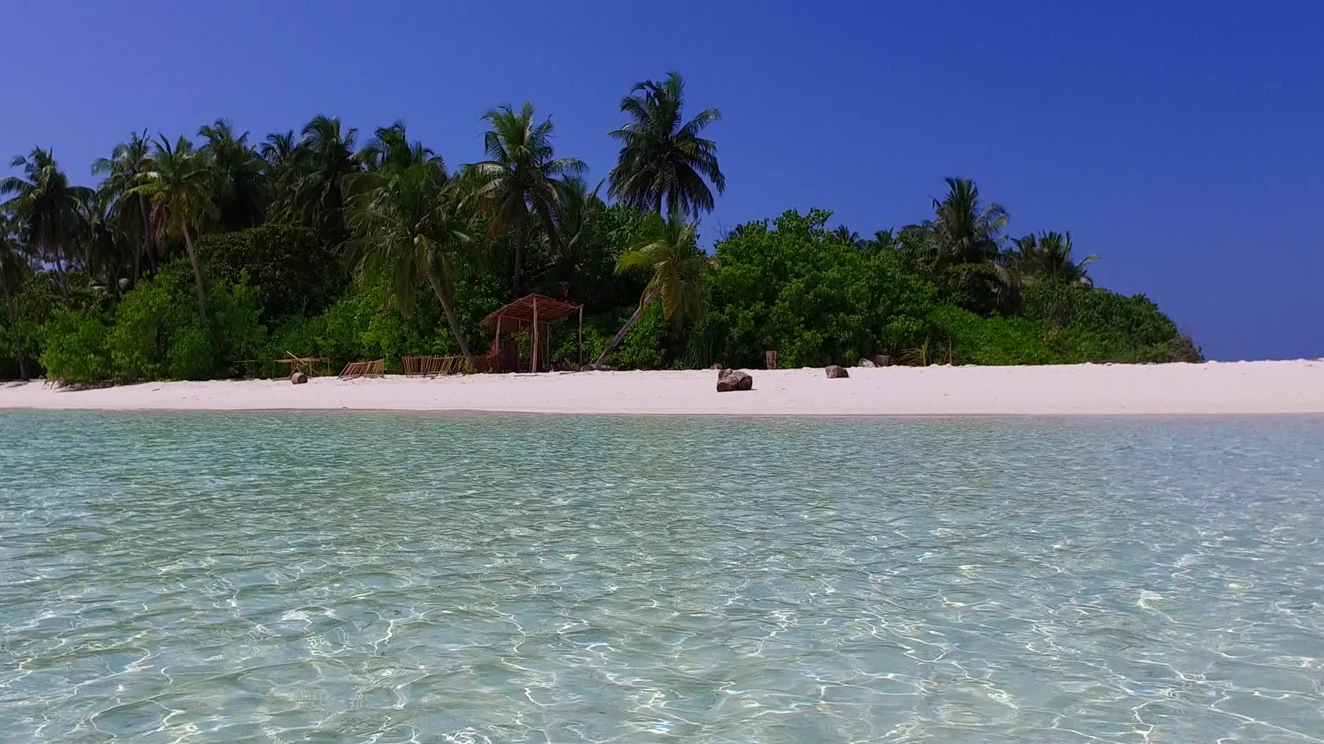 日落前有白沙背景的蓝绿水是一种安静的旅游海滩生活方式视频的预览图