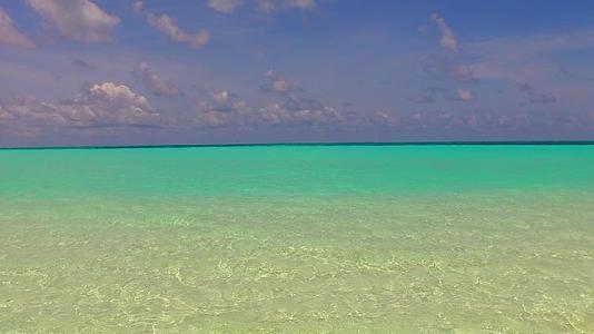 沙巴附近有一个安静的海滩旅程白色的沙子背景水和蓝色的水视频的预览图