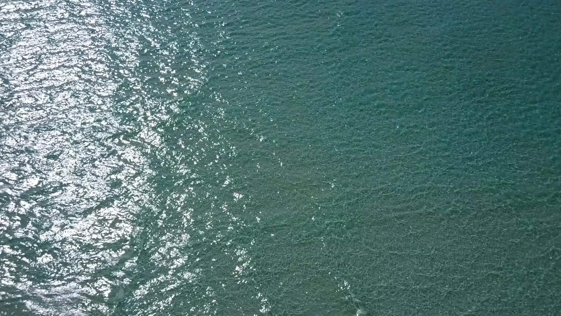 沙洲附近有一个白色的海滩背景蓝色的海洋美丽的旅游海滩时间视频的预览图