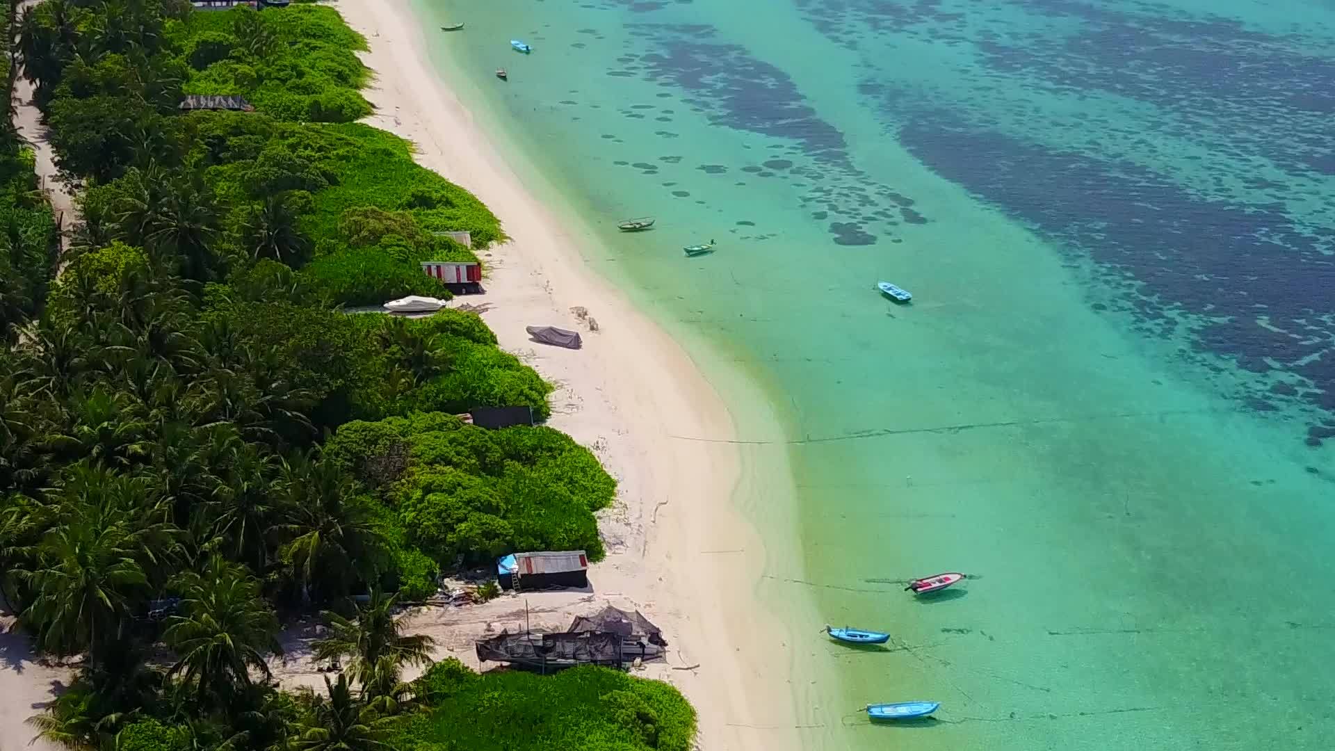 透明环礁湖和度假胜地附近的白沙背景是完美的空虚抽象视频的预览图