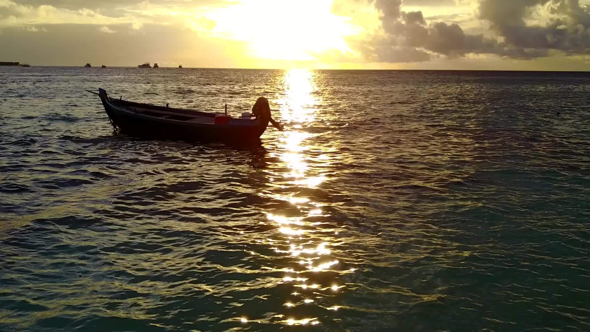 日出后白沙的背景是绿松石海的异国情调海湾海滩夏季全景视频的预览图