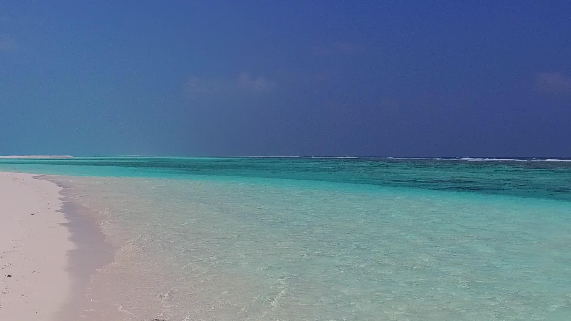 复制海洋旅游海滩透明的海洋和棕榈树附近干净的沙滩背景视频的预览图