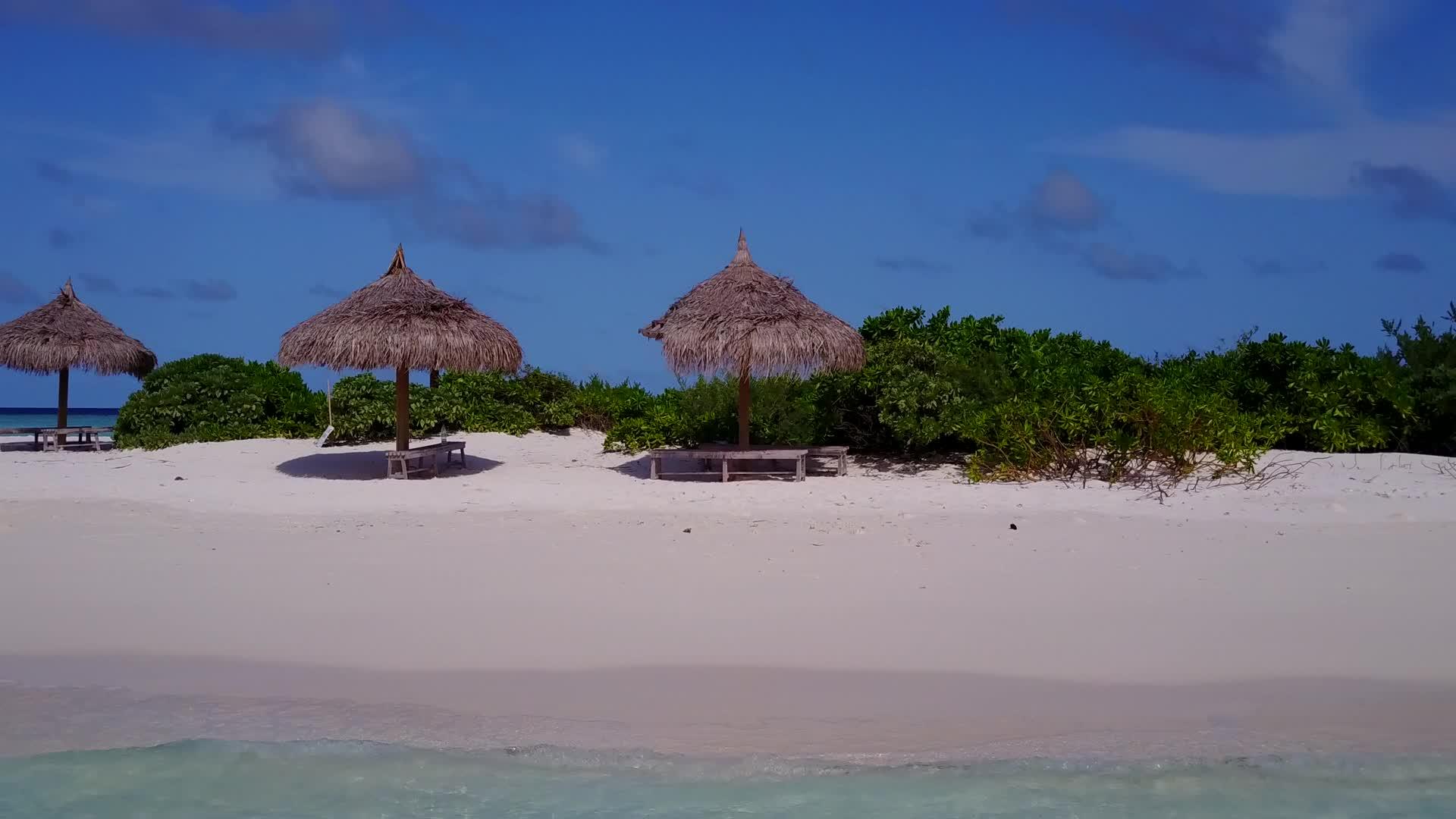 阳光下的白沙背景蓝海豪华海景海滩航行视频的预览图