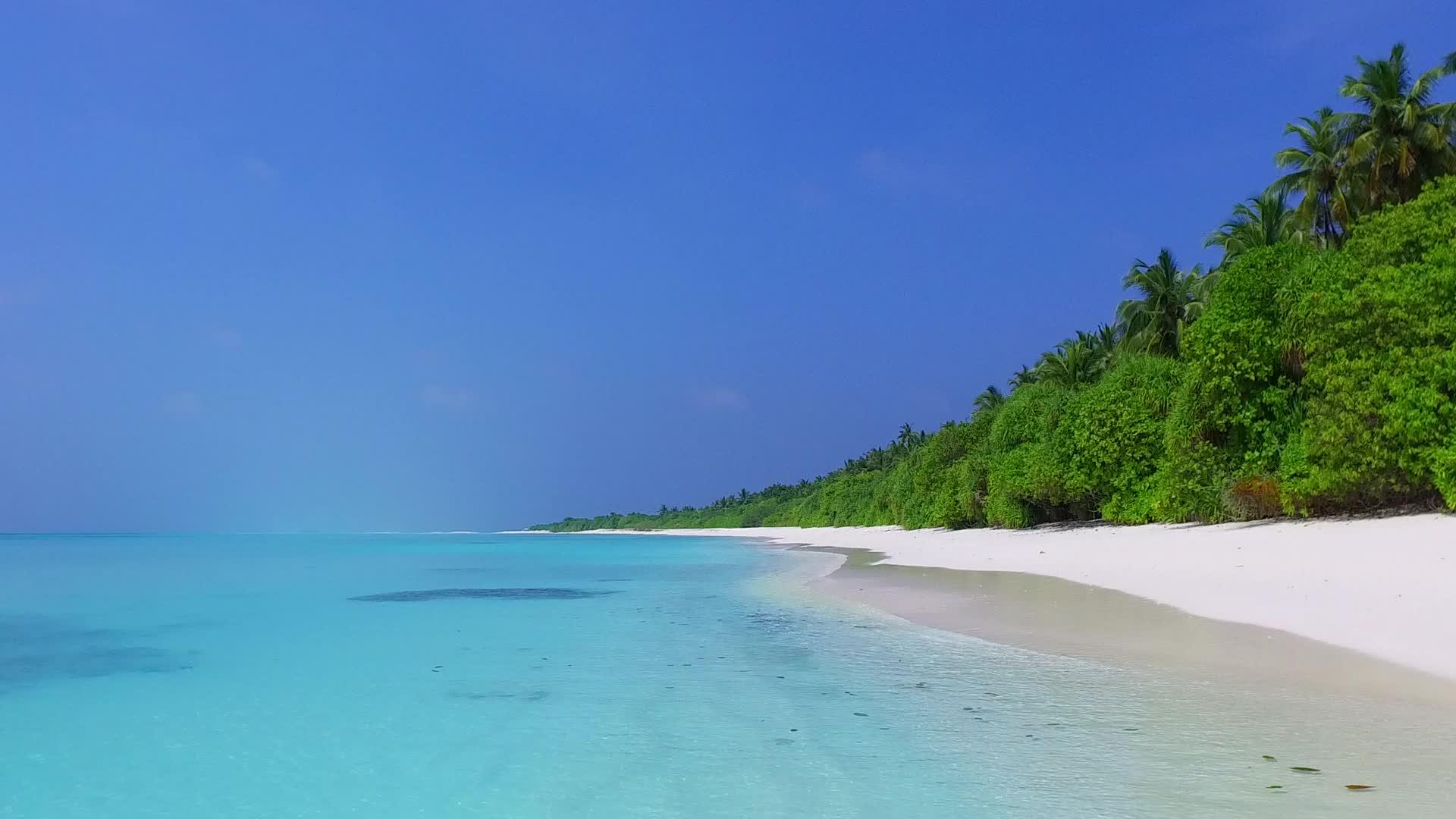 美丽的环礁湖海滩浪漫的天空以白沙为背景视频的预览图