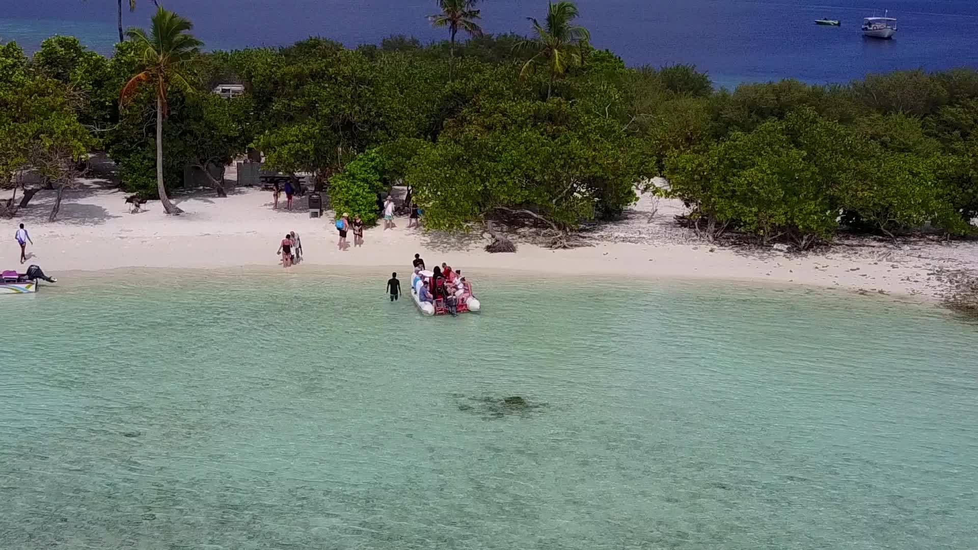 沙洲附近的蓝海白沙背景海洋度假村海滩度假区视频的预览图