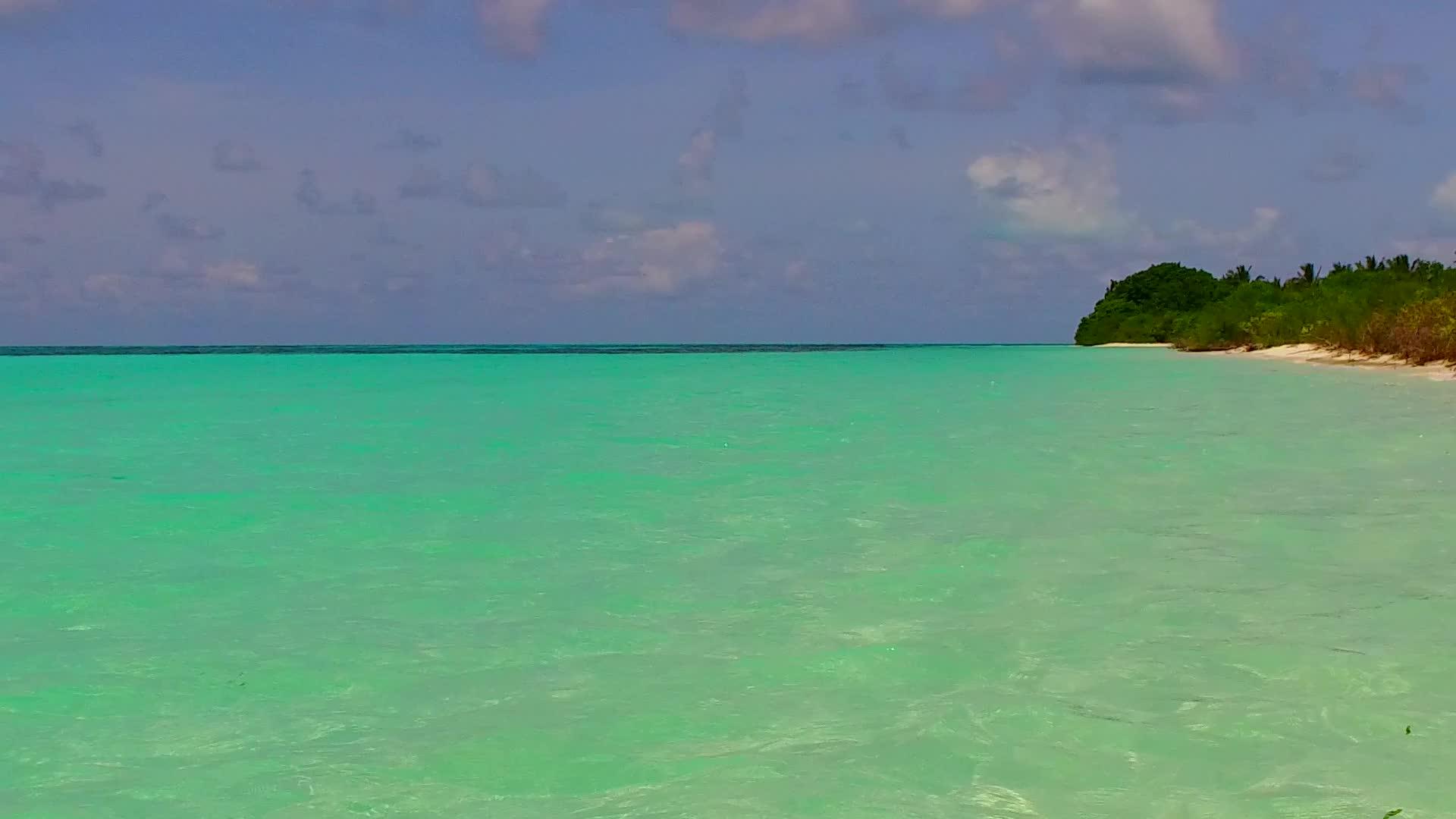 蓝色环礁湖珊瑚礁附近有一个的海滩背景视频的预览图