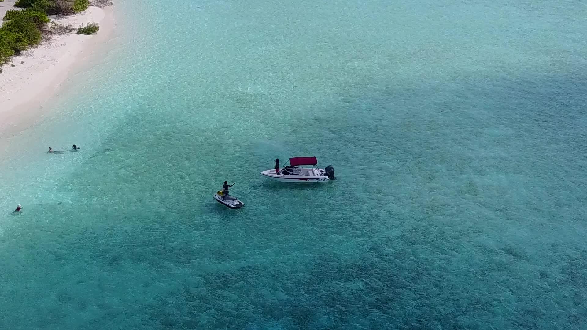 热带海湾海滩冒险活动在蓝海和棕榈树附近清洁沙滩背景视频的预览图