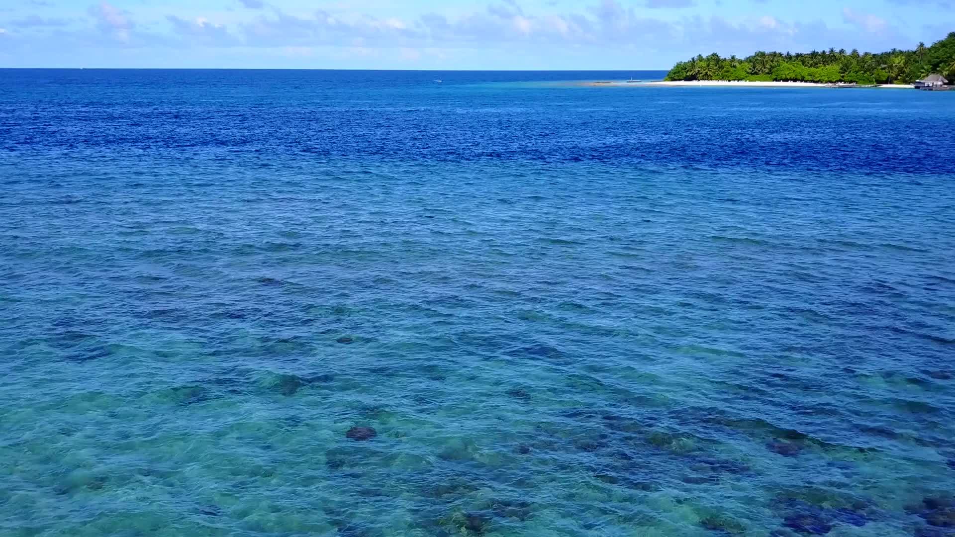 蓝色环礁湖和海滩附近的白沙本是一个完美的度假胜地视频的预览图